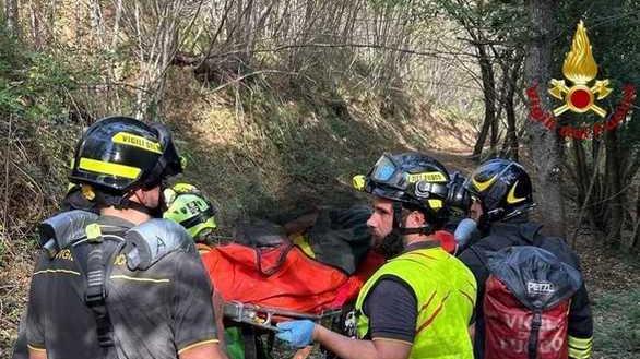 Donna cade in una zona impervia: recuperata grazie ai vigili del fuoco