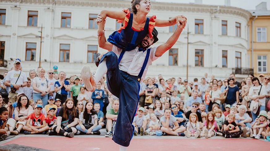 Il festival Friku si conclude oggi a Sant'Angelo in Pontano con lo spettacolo "Street Show" della compagnia argentina Bardo. Un'esperienza surreale e magica per tutte le età. Domani festa del patrono San Nicola con musica, tombola e spettacolo pirotecnico.