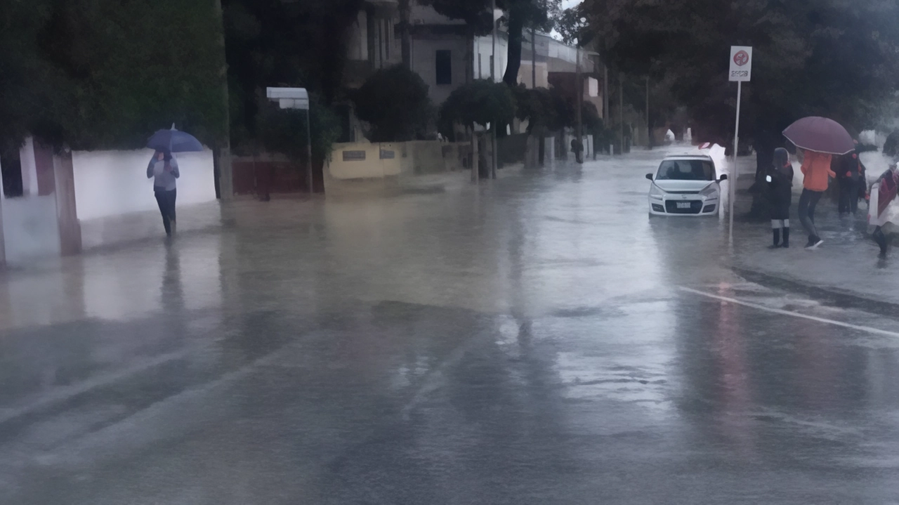 Il fosso Sant'Angelo a Senigallia continua a rappresentare un problema strutturale, con interventi palliativi che non risolvono la situazione. Gsa attende risposte fino al 2023 per una soluzione definitiva, mentre si temono nuove allerte e alluvioni.