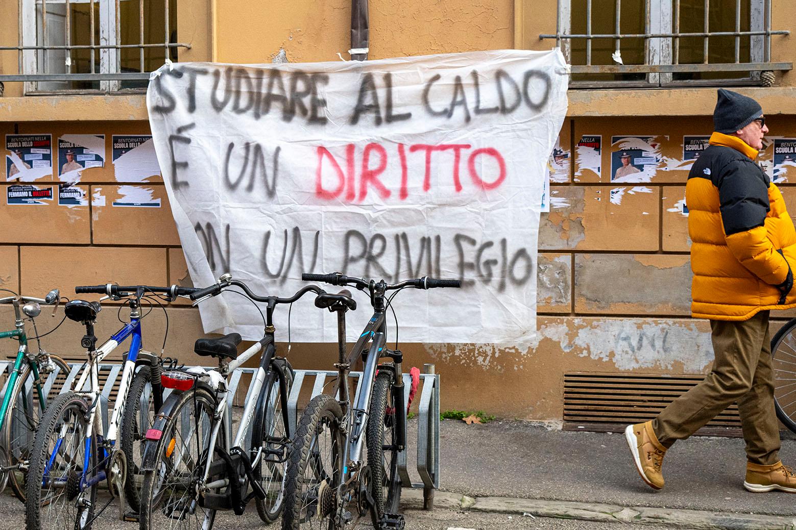 Scuole superiori al freddo, proteste a Rambaldi e Scarabelli: “Così non si fa lezione”