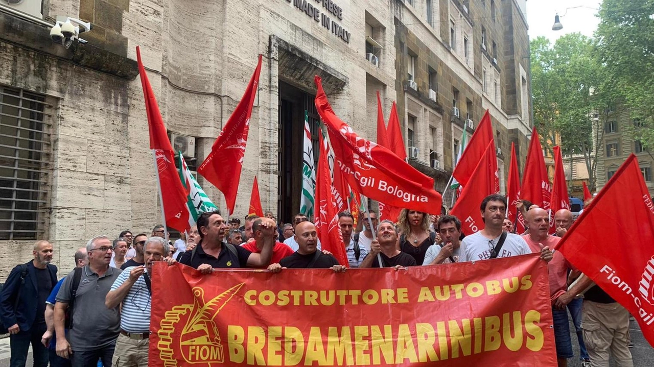 Il presidio di sindacati e. lavoratori. bolognesi di Industria italiana autobus ieri fuori dal ministero