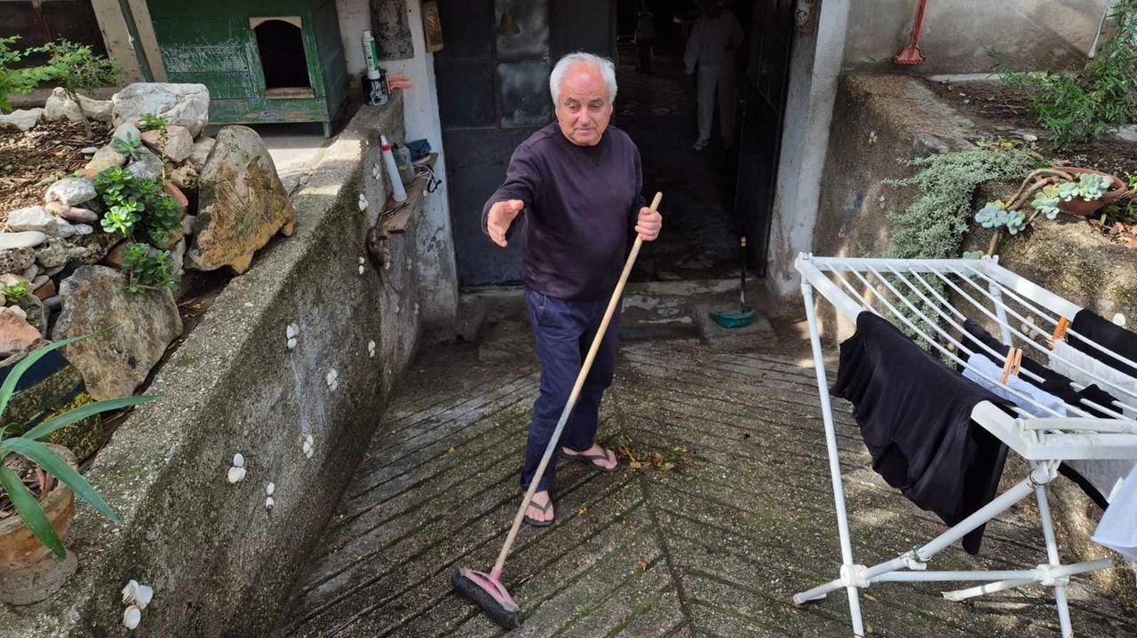 Civitanova: residenti e negozianti si rimboccano le maniche per svuotare i locali . Il pasticcere Capodicasa: "I tombini non lavorano bene, costretti a restare chiusi".