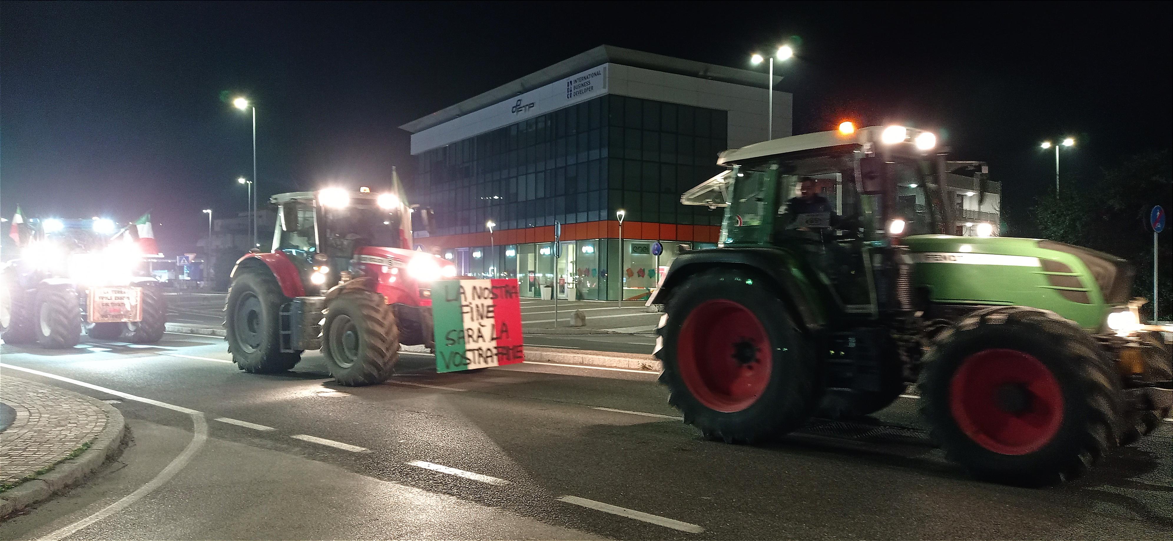 Protesta dei trattori oggi a Pesaro: sfilata in notturna, disagi e applausi