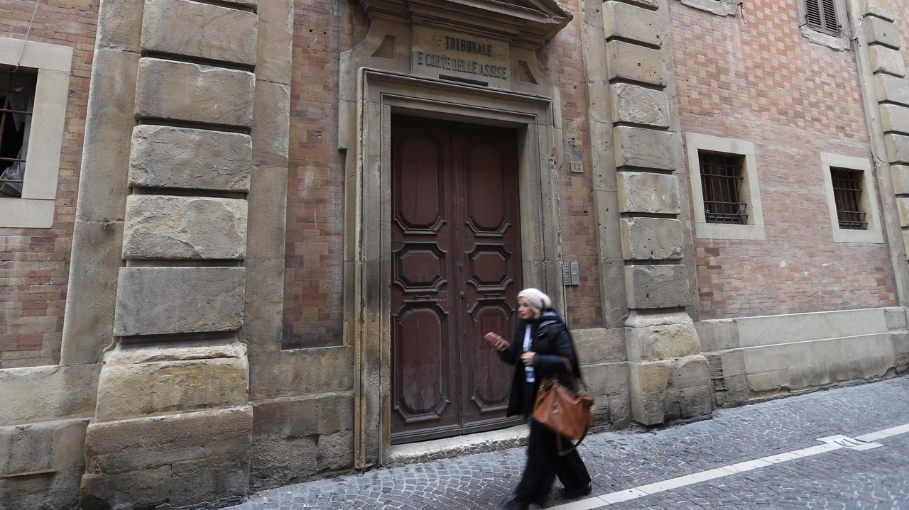 L’entrata del vecchio tribunale di Pesaro, in via San Francesco, sede dell’antico convento