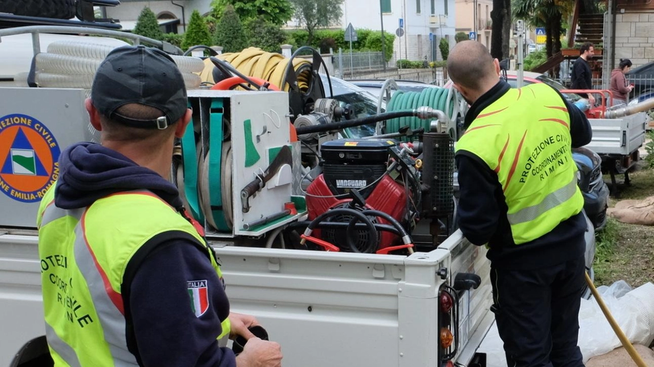 La protezione civile in azione e, a destra, il sindaco Luca Vignoli