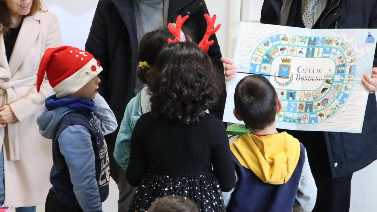 C’è un regalo in più sotto l’albero dei bambini delle classi prime elementari di Bondeno e Scortichino: il sindaco, Simone...