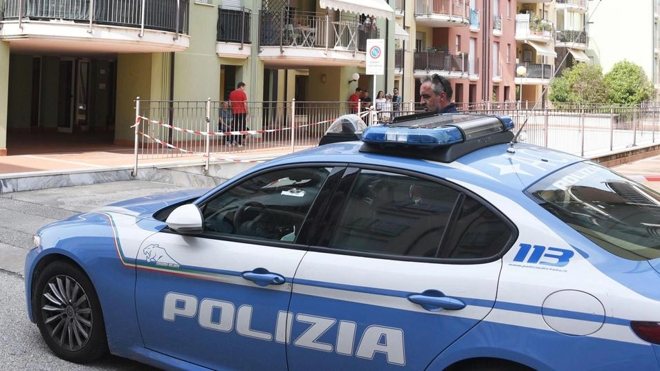 La polizia in via del Ciclamino (. foto d’archivio Migliorini