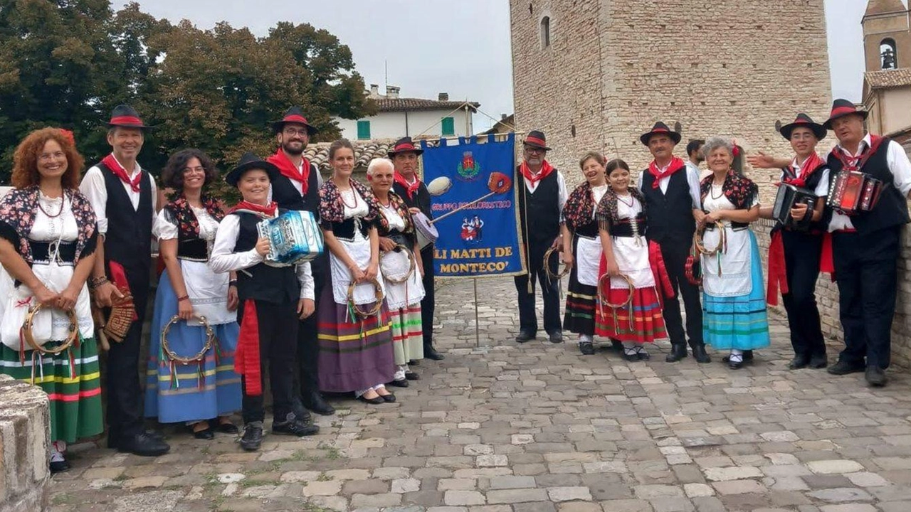 Il gruppo folk Li Matti de Montecò di Montecosaro inaugura i corsi 2024-2025 con lezioni di danze tradizionali, canti popolari e scenette dialettali. L'iscrizione è gratuita e aperta a tutte le età, offrendo l'opportunità di partecipare a viaggi e esperienze culturali.