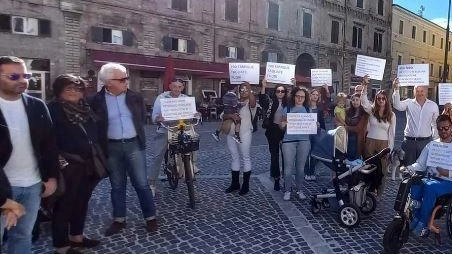 Mamme armate di passeggini: "Aprite più nidi, sono oltre 150 i bimbi senza servizio"