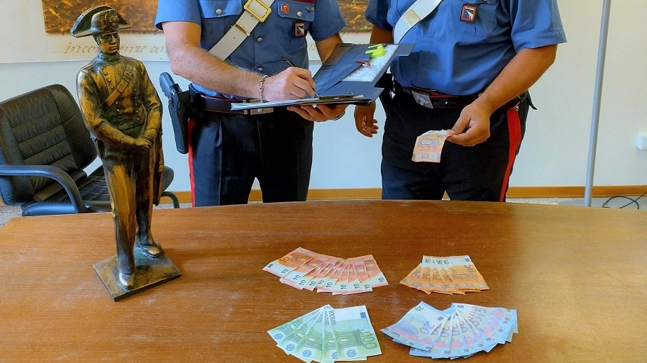 I carabinieri hanno denunciato i due falsari che hanno cercato di spendere banconote finte in un negozio dell'Imolese