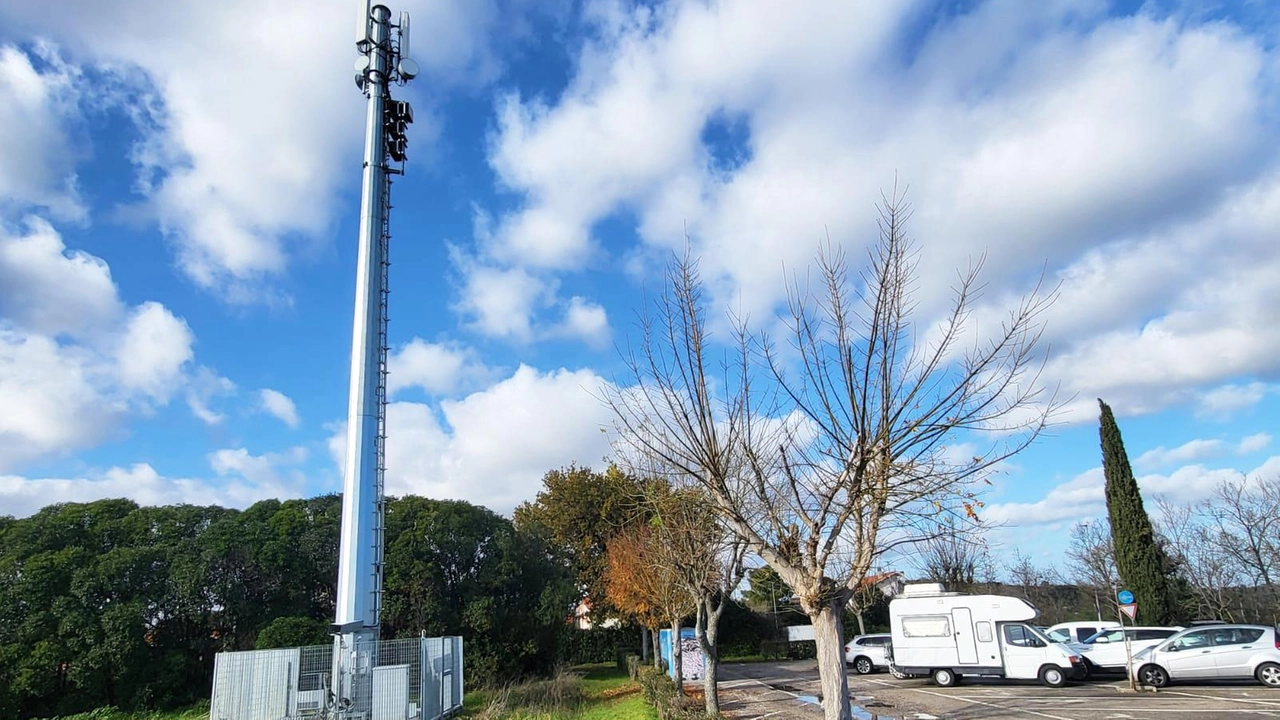 Mondolfo, da otto giorni più di 20 famiglie hanno gli schermi spenti. Sospetti sulla nuova maxi antenna Iliad, posizionata vicino al cimitero . .