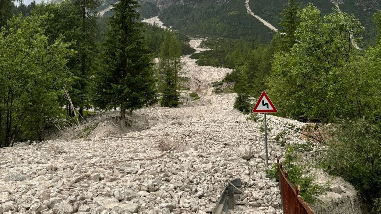 Val di Zoldo: enorme frana di fango e detriti ha invaso la strada provinciale 347 (Ansa/Camillo De Pellegrin su Facebook)
