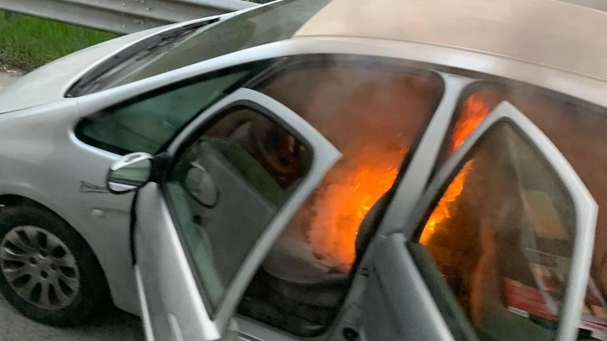 Auto in fiamme a Canavaccio. Traffico bloccato e nessun ferito