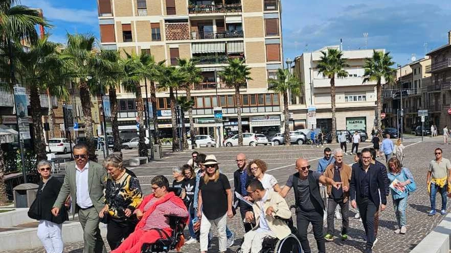 L'amministrazione di Porto Sant'Elpidio presenta il Piano per l'eliminazione delle barriere architettoniche, redatto dall'architetto Matteo Nasini, per rendere la città più accessibile. Il Piano prevede una mappatura dettagliata della città e interventi concreti per favorire l'inclusione e la sostenibilità.