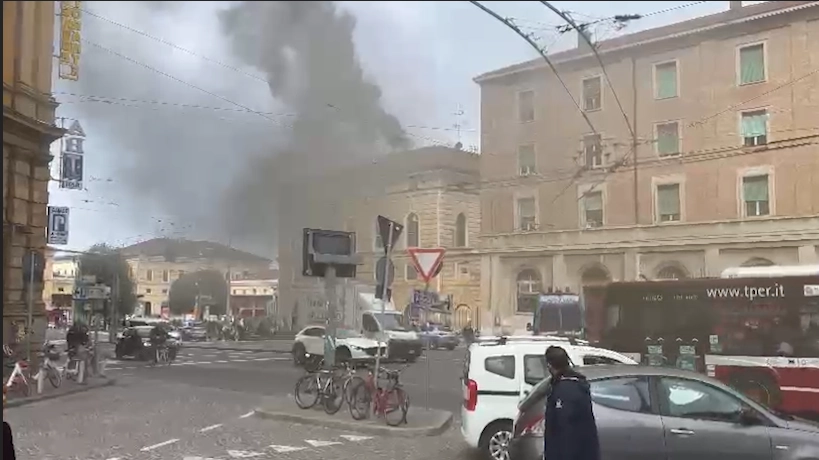 Incendio a Bologna, fiamme nel magazzino di Burger King