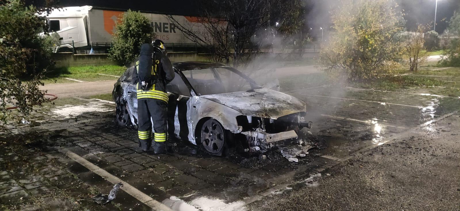 Auto a fuoco nella notte, indagini in corso: c’è l’ipotesi dolo