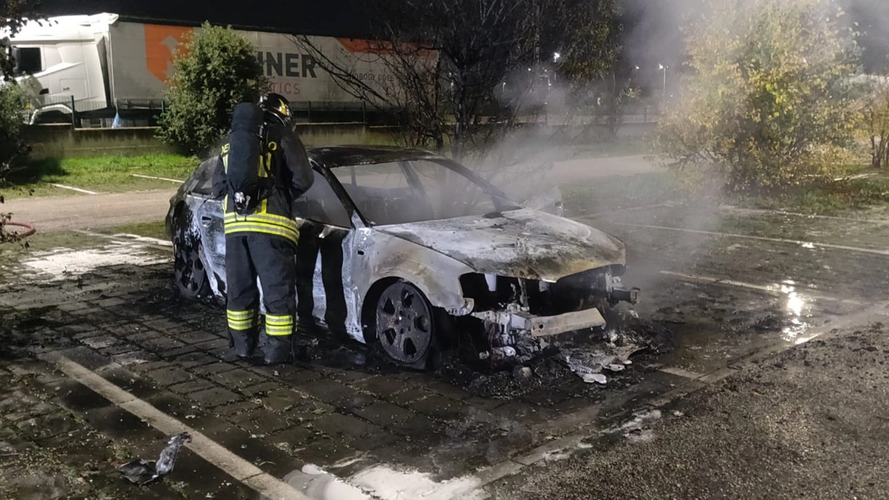 L’Audi distrutta dalle fiamme nel parcheggio di fronte al palazzetto Eurosuole