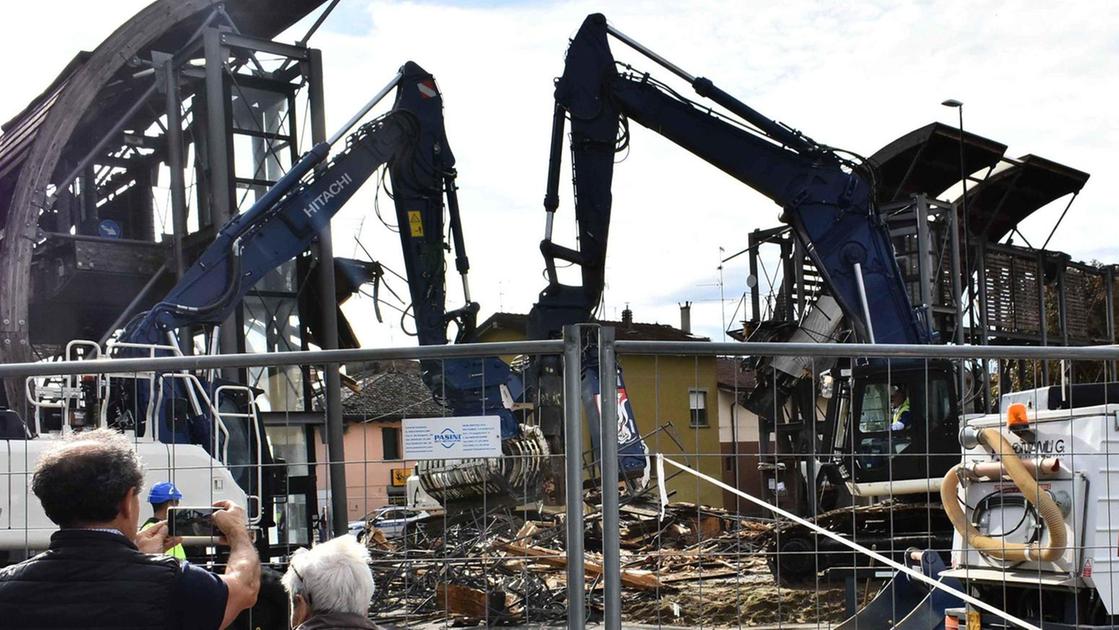 Via alle ruspe. Cella, il sovrappasso viene abbattuto tra gli applausi