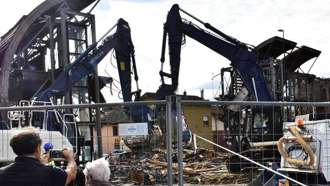 Potenti ganasce hanno demolito il vecchio ponte di legno e metallo. Una piccola folla ha assistito ai lavori, presente anche il sindaco Massari.