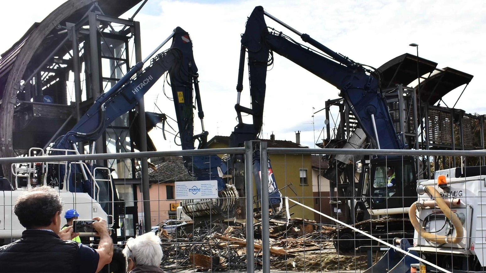 Via alle ruspe. Cella, il sovrappasso viene abbattuto tra gli applausi