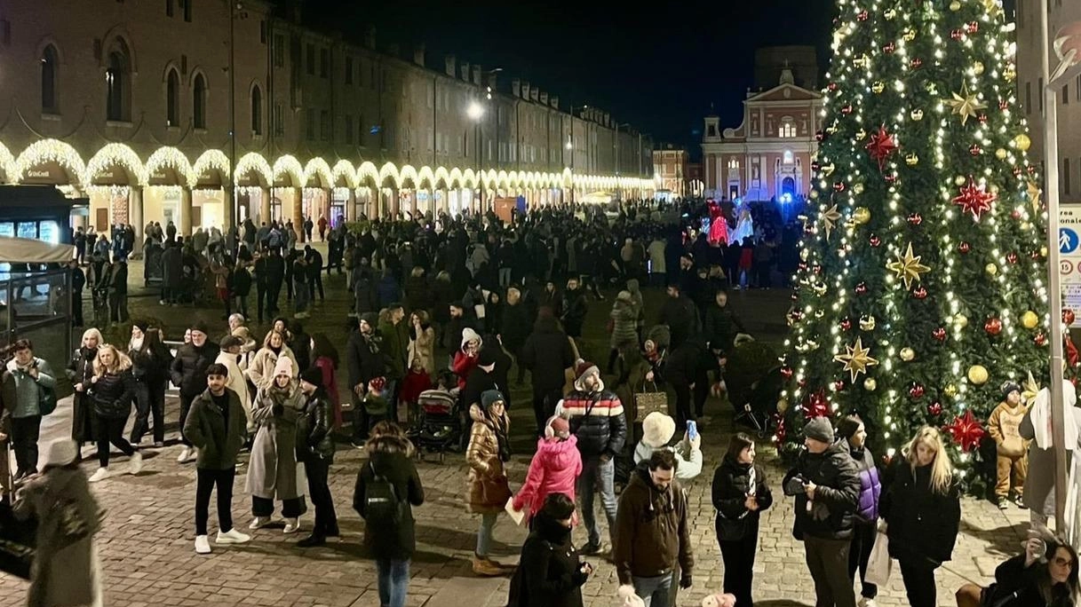 Il centro storico di Carpi addobbato per le festività