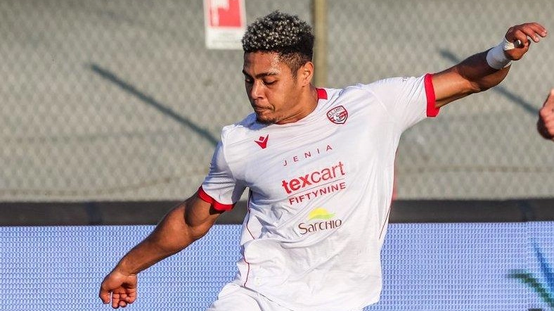 Il terzino Rodrick Tcheuna del Carpi si distingue con un gol straordinario e attira l'interesse di club di Serie A, ma resta concentrato sul suo percorso con la squadra. Intervista e aggiornamenti sul campo.