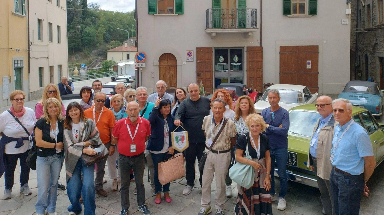 Un gruppo del Carclub Collectores Historic di Cesena ha visitato il paese di Dante e Beatrice.