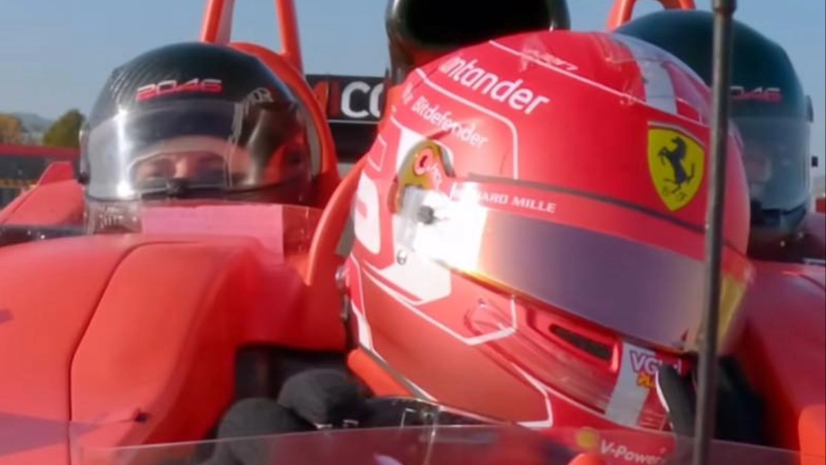 Leclerc sulla Ferrari con Rovazzi e Domenicali durante l'intervista, mentre giravano in pista a Fiorano