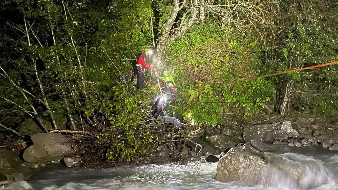 Dolo in piena, salvato un 34enne. Frana a Felina: famiglia evacuata