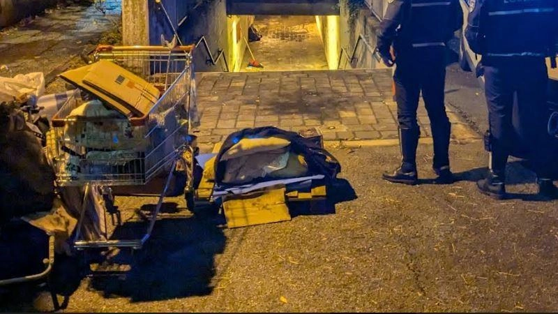 Bivacchi vicino alla ex questura. Blitz dei vigili nel sottopasso