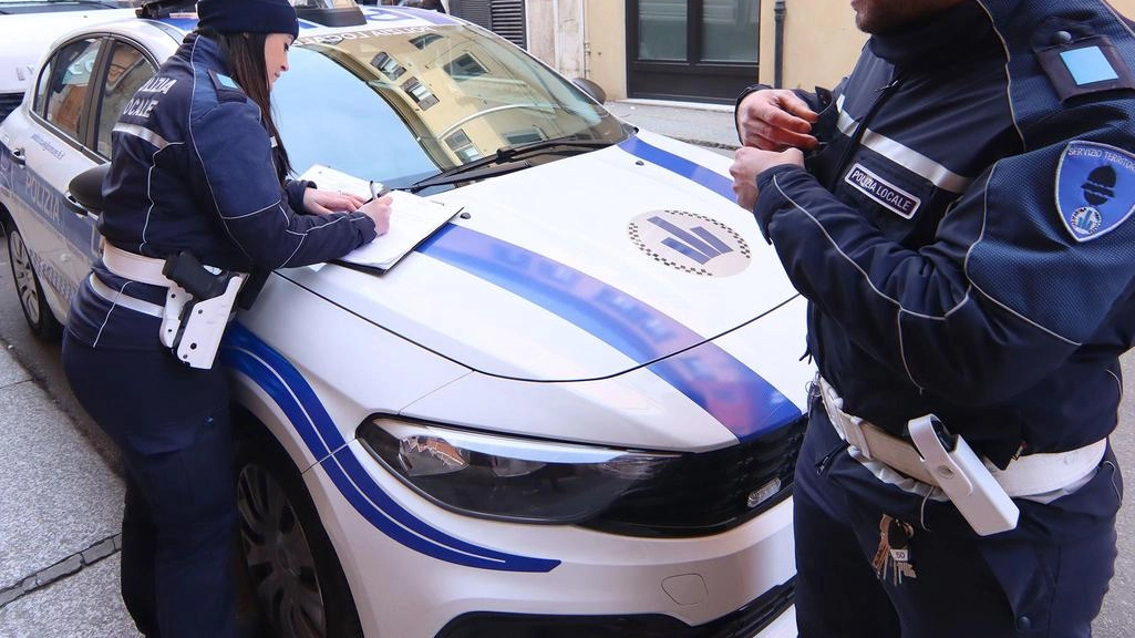 Ancora un colpo allo spaccio da parte degli agenti della polizia locale dopo quello dell’altro giorno, quando hanno trovato sei etti di cocaina