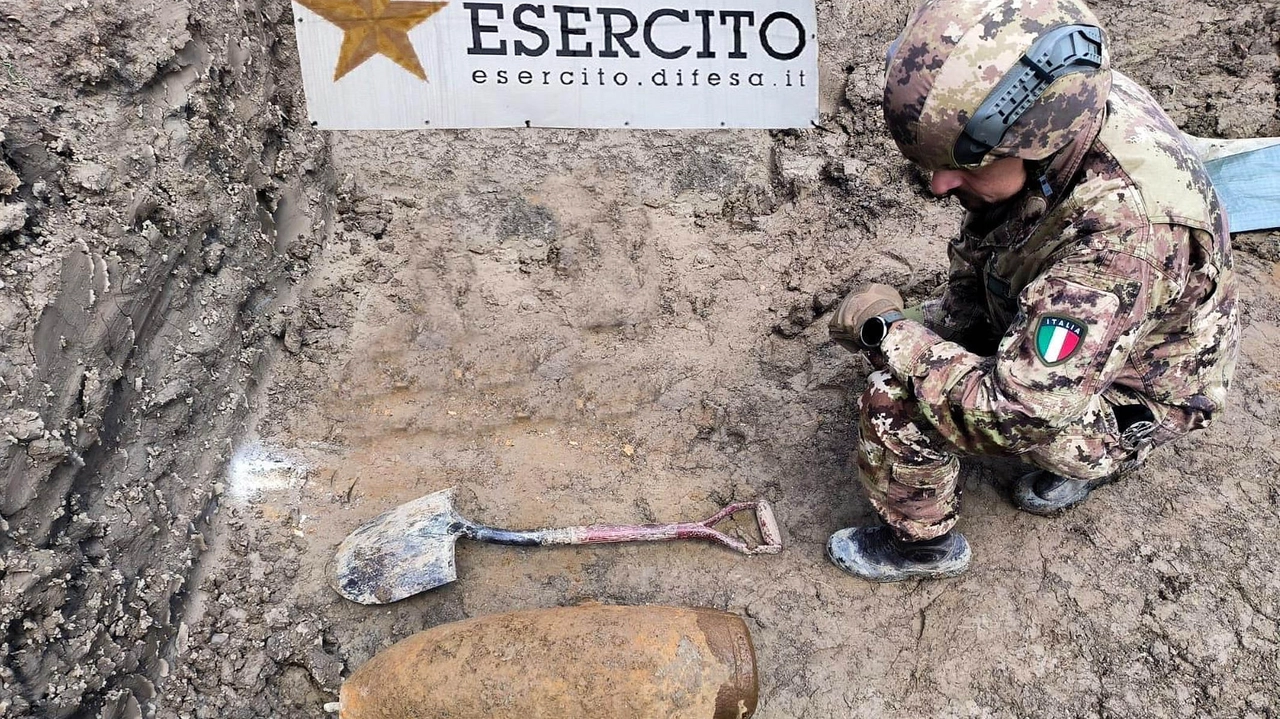 Gli artificieri all'opera per rimuovere la bomba a Santa Giustina (foto Petrangeli)