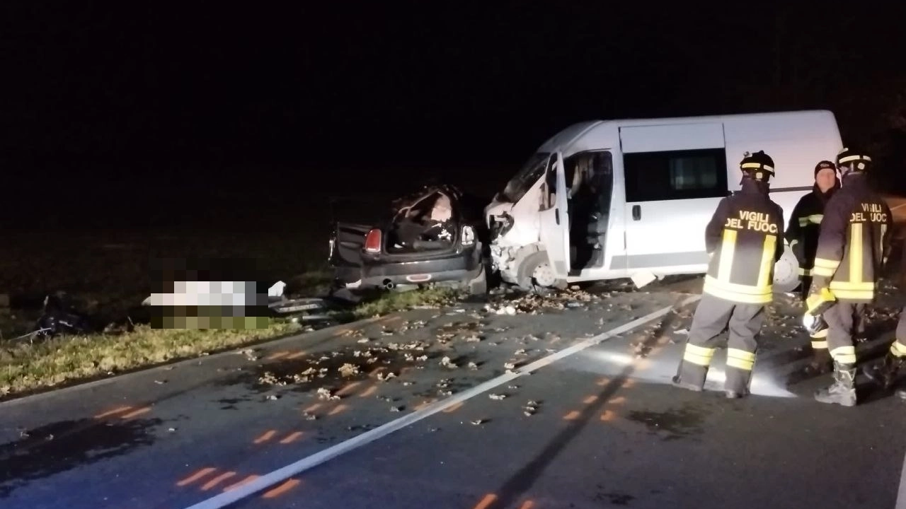 Sale a due il tragico bilancio dello schianto tra auto e furgone: chi sono le vittime