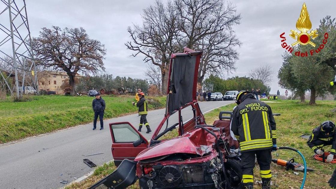 Schianto frontale, grave un 30enne