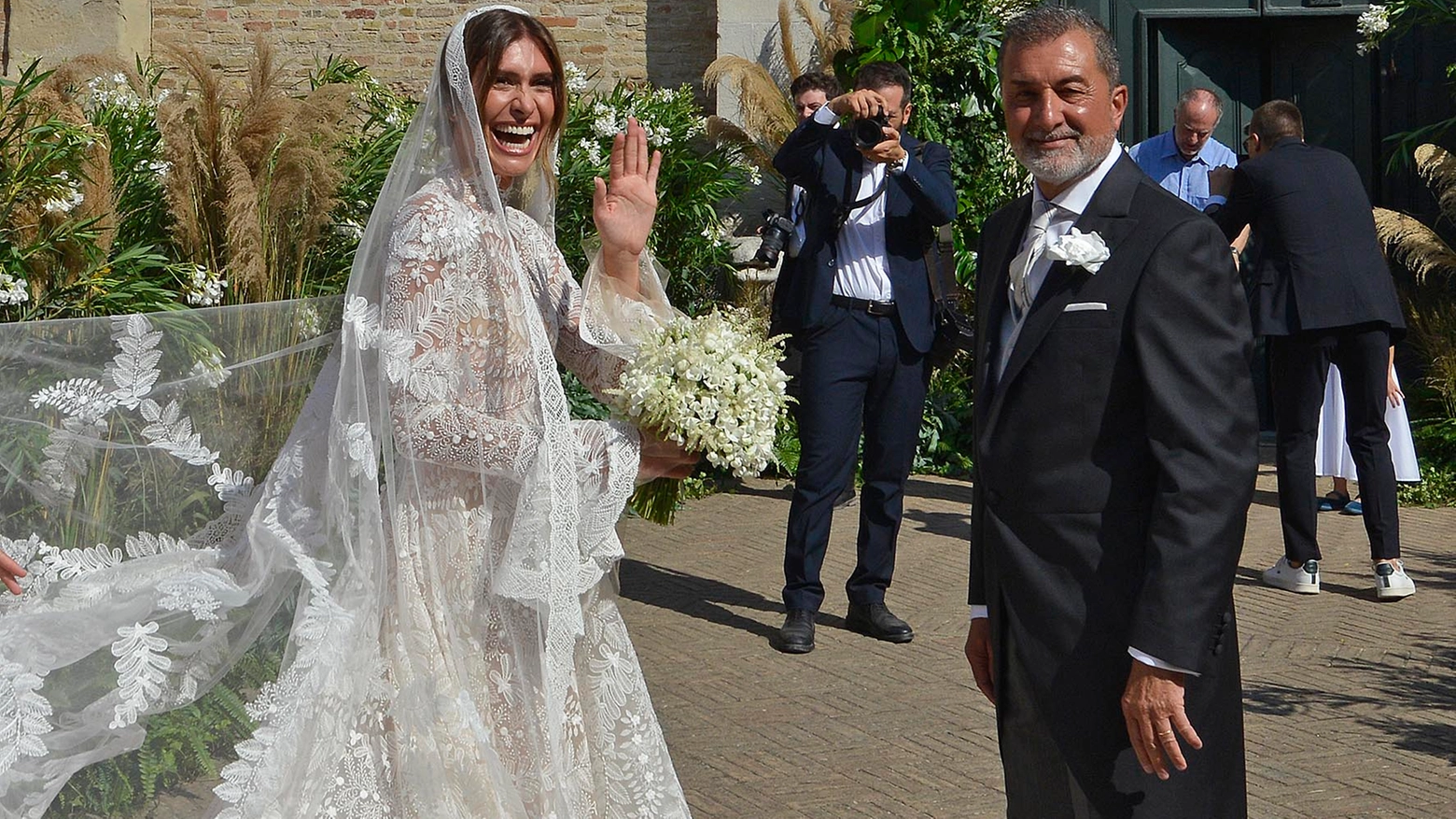 L'arrivo di Domizia Castagnini al Duomo di Pesaro, applaudi della sposa. Tanti curiosi davanti alla chiesa (foto Toni)