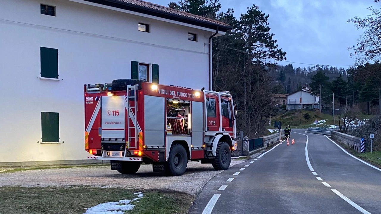 Sopralluogo dei tecnici di Anas. Lo sgretolamento della campata è dovuto alle radici di un albero. Riapertura prevista entro fine anno