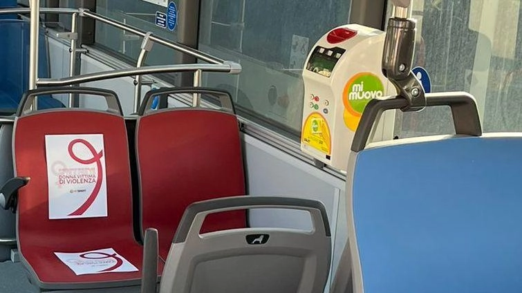 Sedia rossa sui bus per dire  no alla violenza