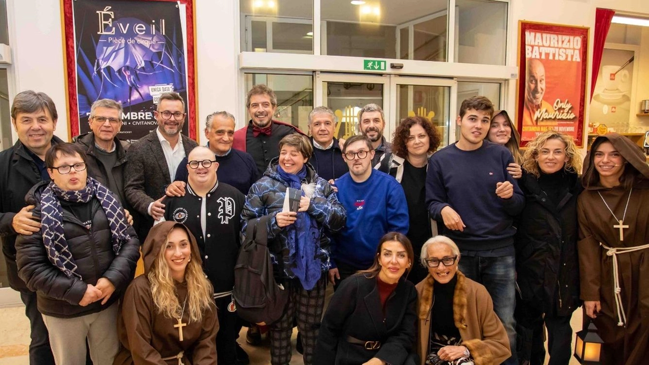 La foto di gruppo con l’attore Paolo Ruffini e l’Anffas Onlus di Civitanova