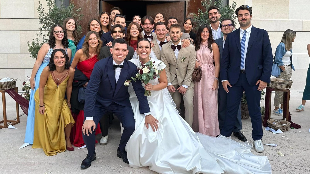 Matrimonio solidale: coppia dona mille euro in beneficenza grazie a lotteria durante cena nuziale. Cimeli degli sposi all'asta per sostenere la Fondazione Grade Onlus.