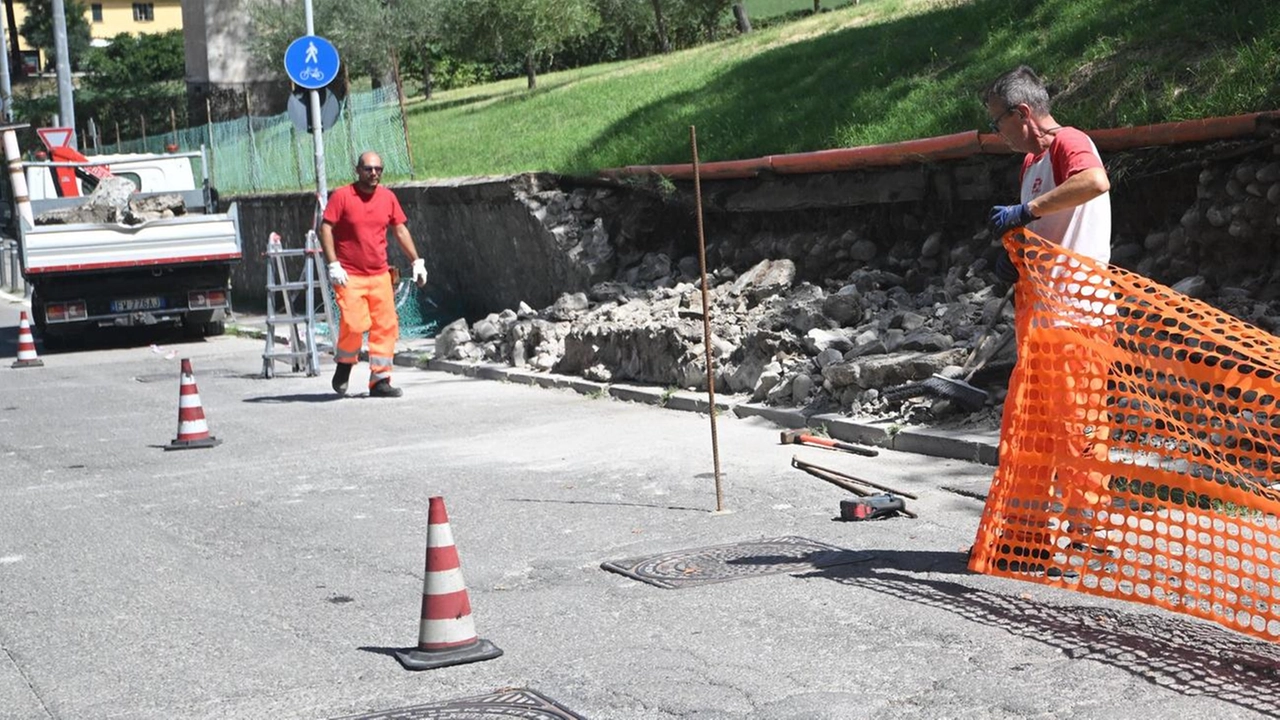 Terra e pietre sono precipitate sul marciapiede e su via Panoramica nella notte tra venerdì e ieri, dopo il forte acquazzone