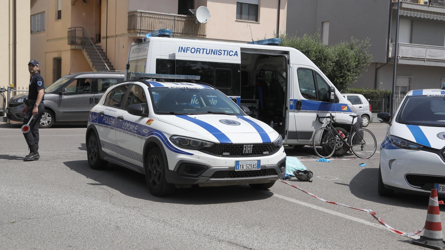 Un uomo di 75 anni è stato trovato morto vicino a quella che sembra essere la sua bicicletta a Ponte Nuovo (foto Corelli)
