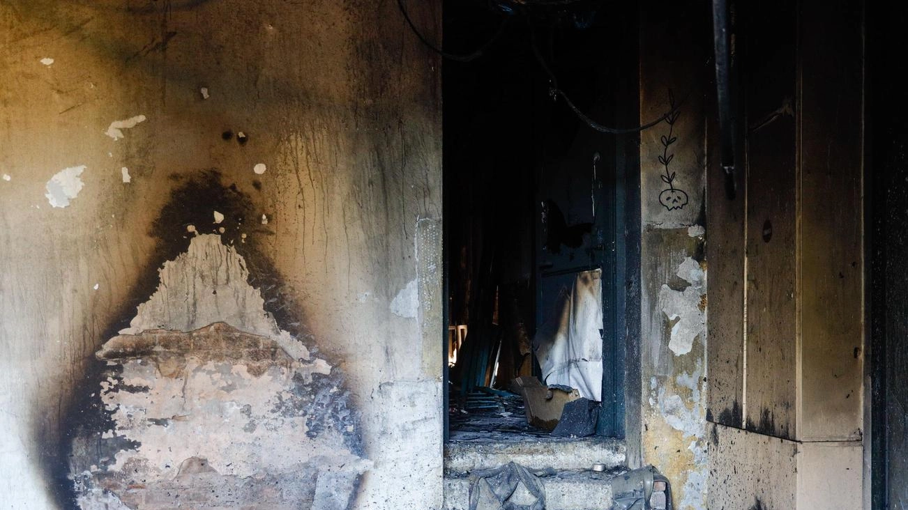 L’edificio di via della Certosa era stato due volte occupato da transfemministe e sgomberato. Non si sa per il momento cosa abbia scatenato le fiamme, contenute al primo piano