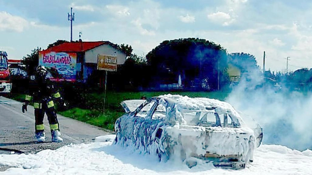 L’Opel Mokka andata a fuoco ieri mattina sulla Statale (. foto Migliorini