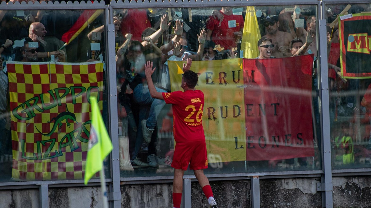 Onofri esulta sotto la curva dopo aver segnato il gol contro l’Imolese