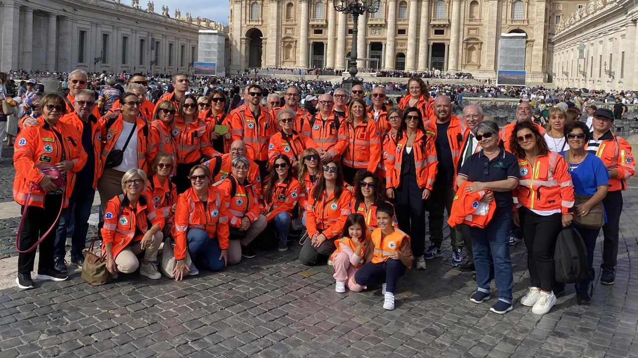 Al Pontefice consegnata la casacca arancione dei militi con la scritta "Soccorritore di anime".