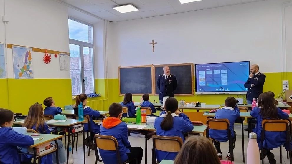 Il commissario capo Emanuele Ciccarelli e l’assistente capo Roberto Domizi con gli alunni della scuola Anna Frank di Pollenza