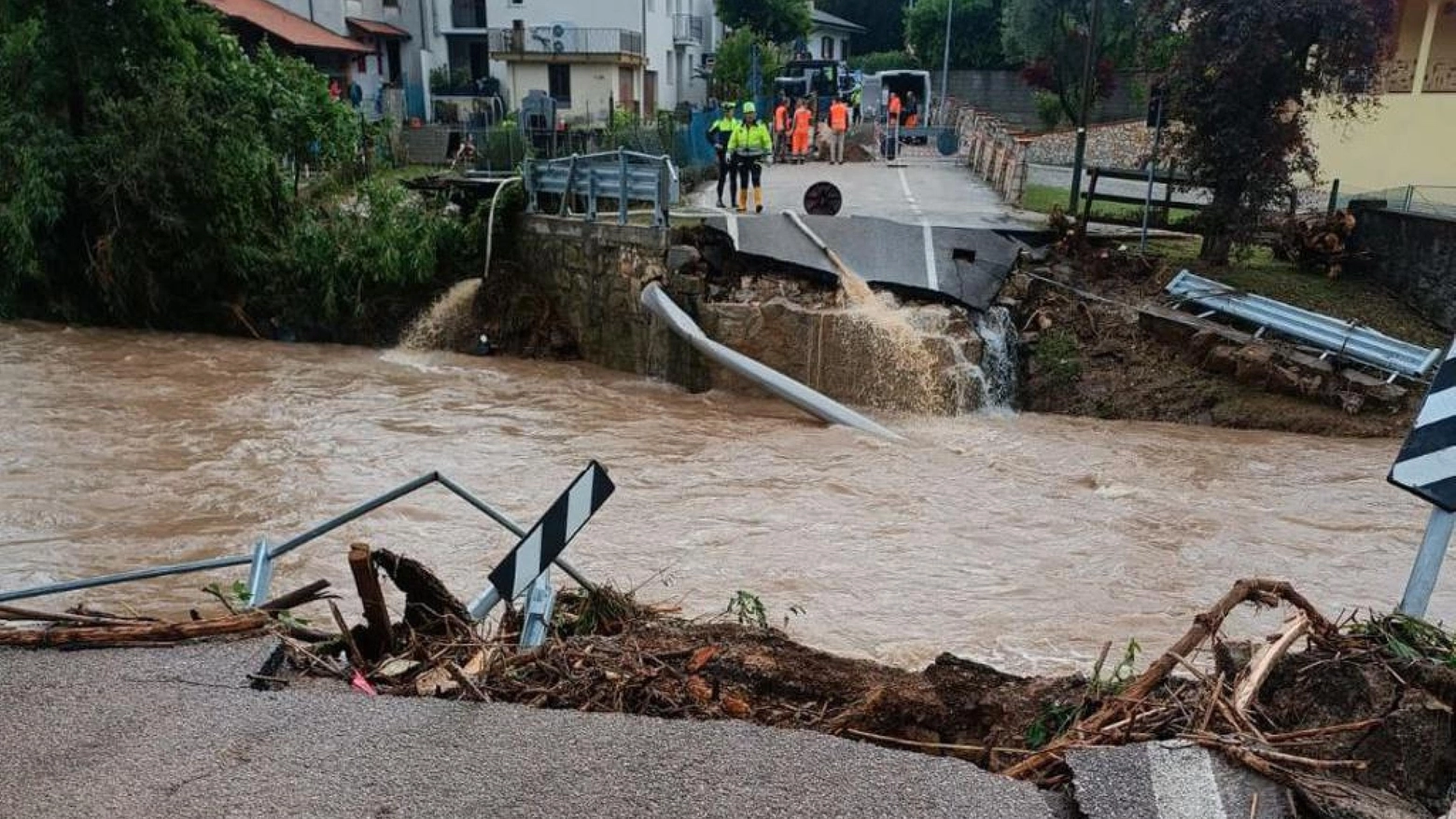 Un ponte spazzato via dalla corrente del torrente Liveron in piena a Malo (Vicenza)