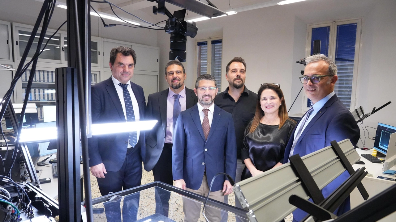 Il Gruppo Panini Cultura si presenta come polo di riferimento nazionale per la trasformazione digitale della cultura, grazie alle tecnologie innovative e alle partnership scientifiche. L'installazione 'Allucinazioni digitali' offre ai visitatori un'esperienza immersiva e interattiva, mostrando come la tecnologia possa valorizzare il patrimonio artistico.