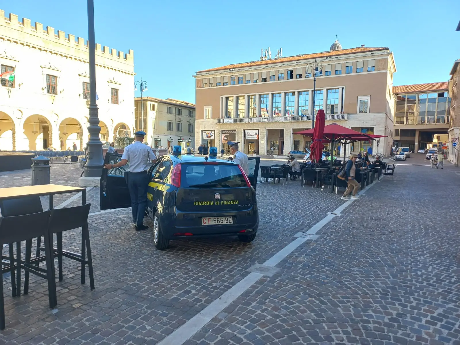 Pesaro, inchiesta affidi: blitz di polizia e Finanza in Comune. Spunta un terzo indagato