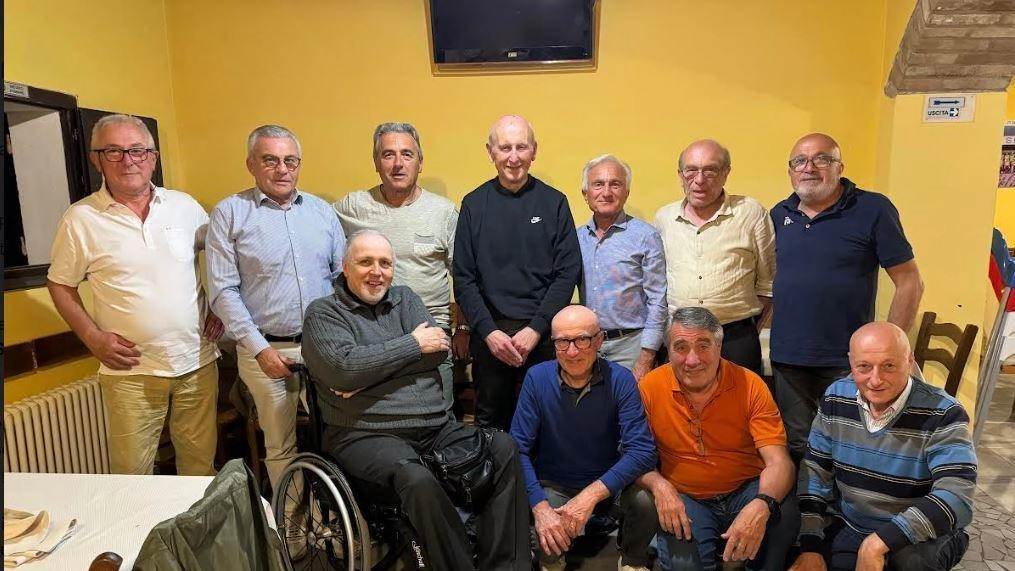 Gli ex studenti della 5ª TA dell’ITI di Cesena si riuniscono a 51 anni dal diploma per condividere ricordi, esperienze e progetti futuri, dimostrando che l'amicizia dura nel tempo.